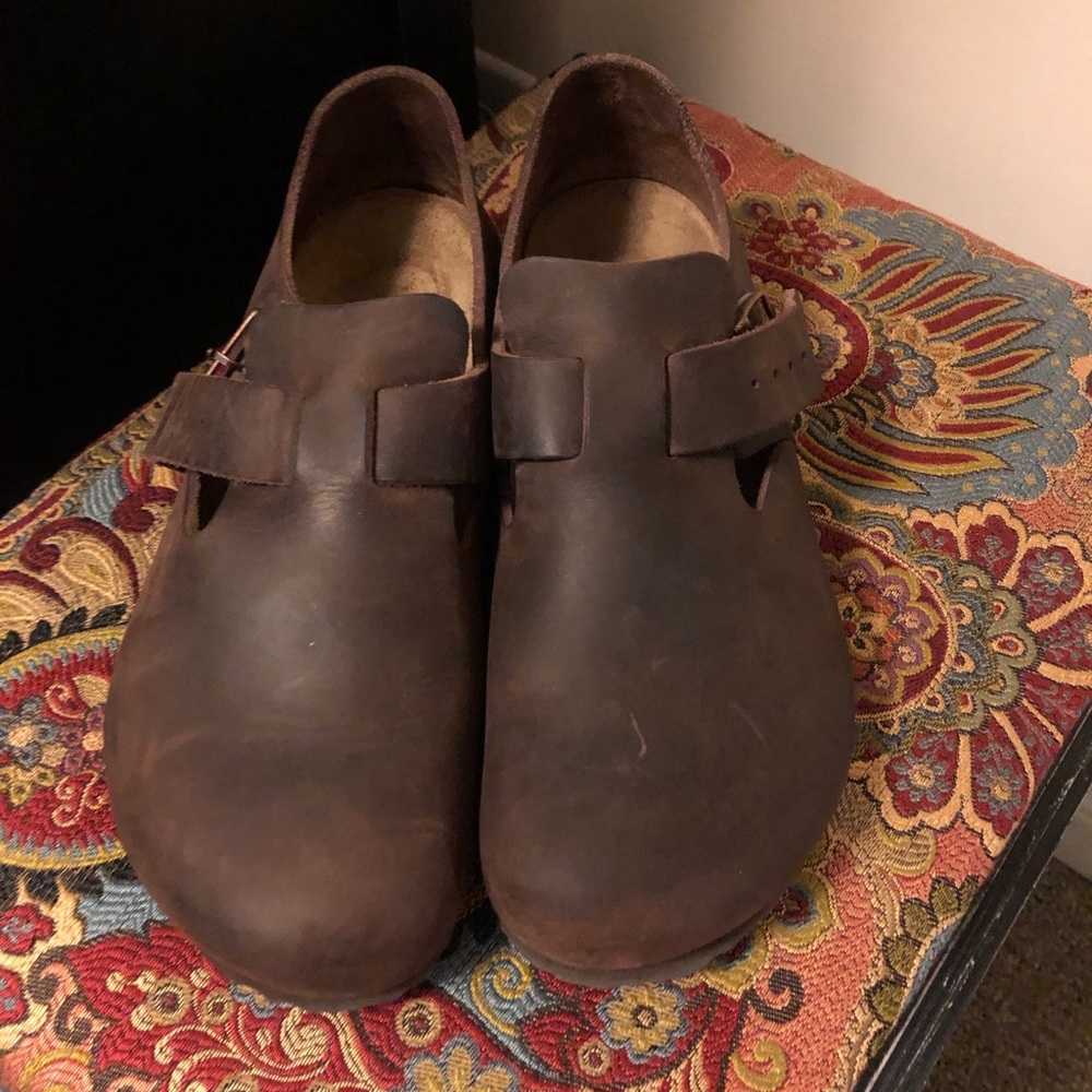 Birkenstock London closed toe shoe in women’s 38.